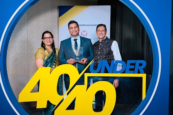 Prateek Tosniwal receiving the ICAI 40 Under 40 award